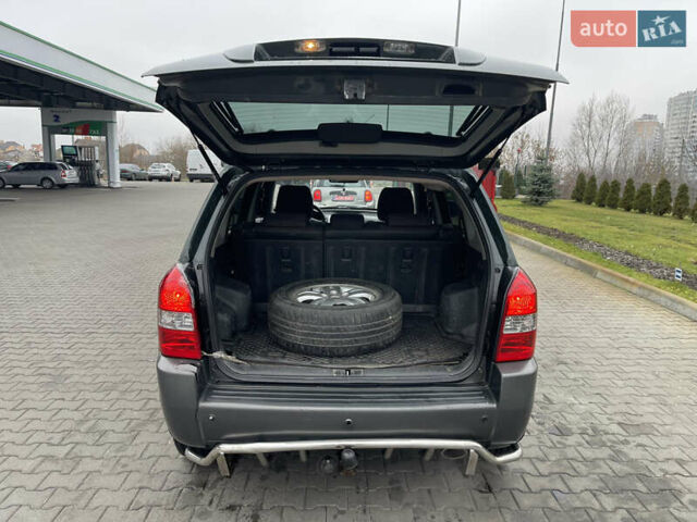 Зеленый Хендай Туксон, объемом двигателя 1.98 л и пробегом 295 тыс. км за 5950 $, фото 18 на Automoto.ua