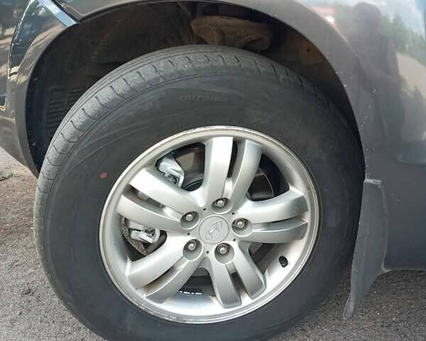 Зеленый Хендай Туксон, объемом двигателя 2 л и пробегом 177 тыс. км за 7800 $, фото 2 на Automoto.ua
