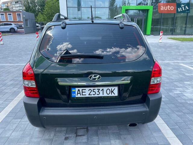 Зеленый Хендай Туксон, объемом двигателя 1.98 л и пробегом 180 тыс. км за 9200 $, фото 6 на Automoto.ua