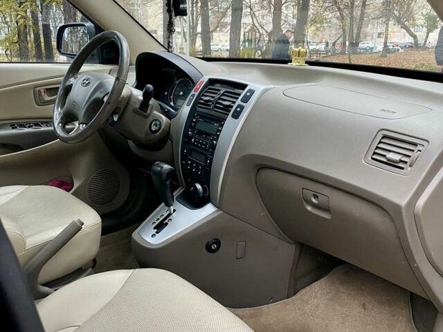 Зеленый Хендай Туксон, объемом двигателя 2.7 л и пробегом 201 тыс. км за 8400 $, фото 11 на Automoto.ua