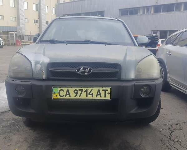 Зеленый Хендай Туксон, объемом двигателя 1.98 л и пробегом 390 тыс. км за 5000 $, фото 1 на Automoto.ua