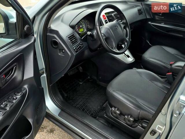 Зеленый Хендай Туксон, объемом двигателя 2 л и пробегом 115 тыс. км за 9700 $, фото 6 на Automoto.ua