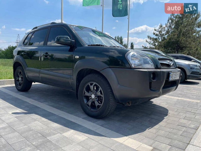 Зеленый Хендай Туксон, объемом двигателя 1.98 л и пробегом 180 тыс. км за 9200 $, фото 3 на Automoto.ua