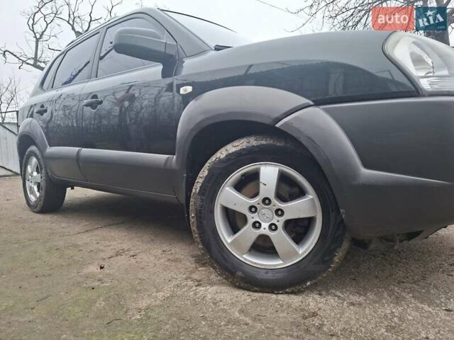 Зеленый Хендай Туксон, объемом двигателя 2 л и пробегом 228 тыс. км за 6500 $, фото 4 на Automoto.ua