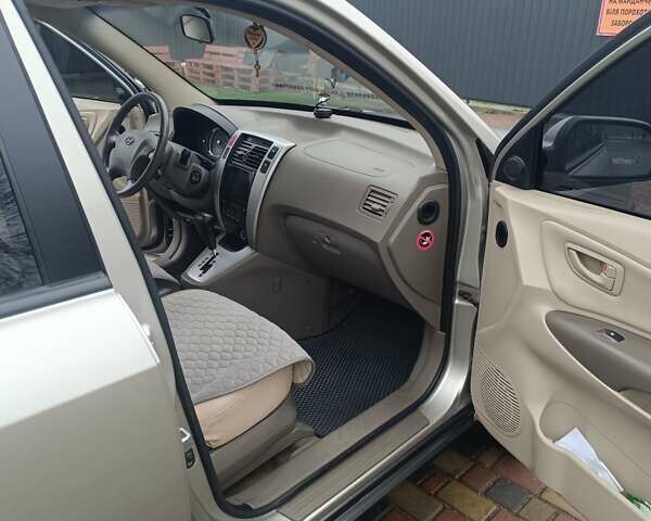 Зелений Хендай Туксон, об'ємом двигуна 1.98 л та пробігом 132 тис. км за 8300 $, фото 6 на Automoto.ua