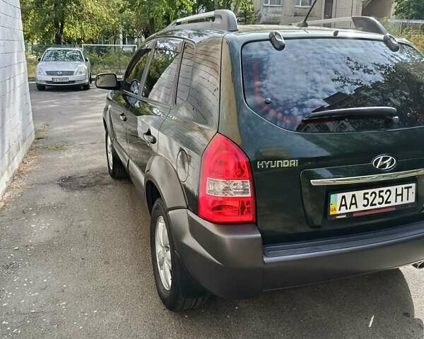 Зеленый Хендай Туксон, объемом двигателя 2 л и пробегом 140 тыс. км за 8800 $, фото 6 на Automoto.ua