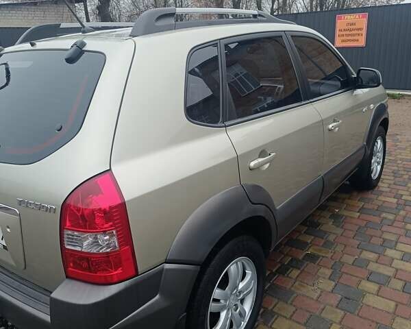 Зелений Хендай Туксон, об'ємом двигуна 1.98 л та пробігом 132 тис. км за 8300 $, фото 7 на Automoto.ua