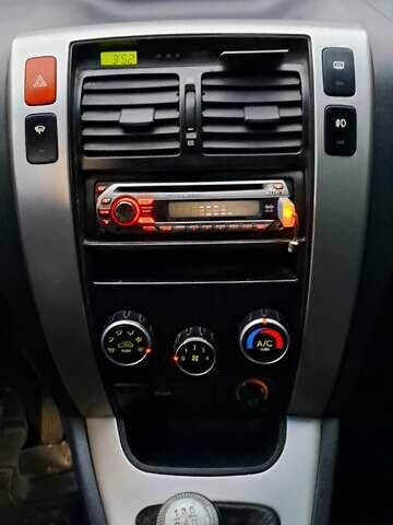 Зелений Хендай Туксон, об'ємом двигуна 1.98 л та пробігом 294 тис. км за 5500 $, фото 15 на Automoto.ua