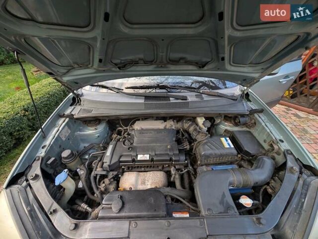 Зеленый Хендай Туксон, объемом двигателя 1.98 л и пробегом 200 тыс. км за 8000 $, фото 11 на Automoto.ua