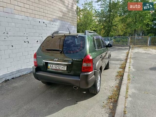 Зеленый Хендай Туксон, объемом двигателя 2 л и пробегом 140 тыс. км за 8800 $, фото 5 на Automoto.ua