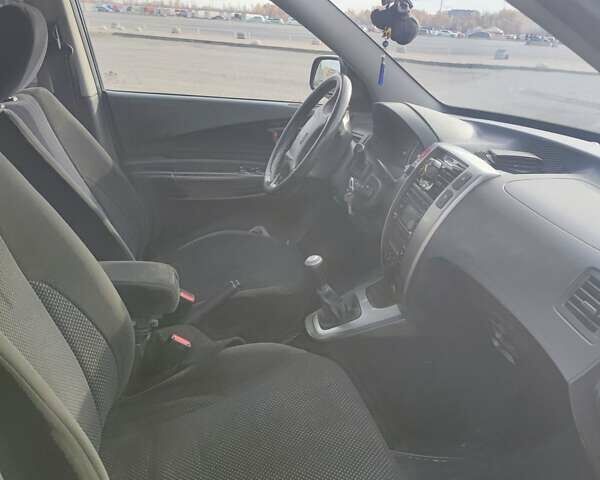 Зеленый Хендай Туксон, объемом двигателя 1.98 л и пробегом 220 тыс. км за 6800 $, фото 3 на Automoto.ua