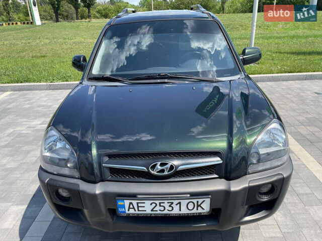 Зеленый Хендай Туксон, объемом двигателя 1.98 л и пробегом 180 тыс. км за 9200 $, фото 2 на Automoto.ua