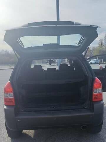 Зеленый Хендай Туксон, объемом двигателя 1.98 л и пробегом 220 тыс. км за 6800 $, фото 4 на Automoto.ua