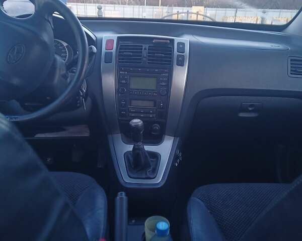 Зеленый Хендай Туксон, объемом двигателя 1.98 л и пробегом 146 тыс. км за 10000 $, фото 6 на Automoto.ua