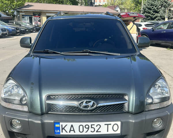 Зеленый Хендай Туксон, объемом двигателя 2 л и пробегом 144 тыс. км за 10800 $, фото 3 на Automoto.ua