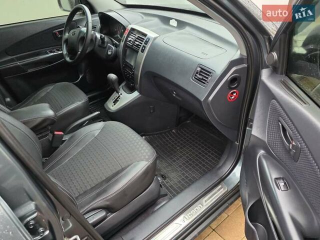 Зеленый Хендай Туксон, объемом двигателя 2 л и пробегом 109 тыс. км за 10700 $, фото 3 на Automoto.ua