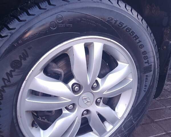 Зеленый Хендай Туксон, объемом двигателя 1.98 л и пробегом 146 тыс. км за 10000 $, фото 9 на Automoto.ua