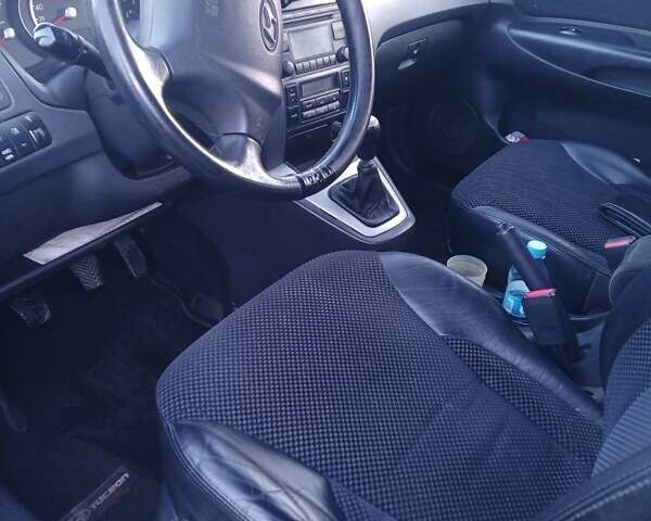 Зеленый Хендай Туксон, объемом двигателя 1.98 л и пробегом 146 тыс. км за 10000 $, фото 5 на Automoto.ua