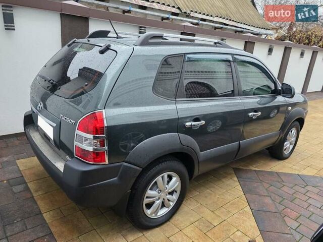 Зеленый Хендай Туксон, объемом двигателя 2 л и пробегом 109 тыс. км за 10700 $, фото 1 на Automoto.ua