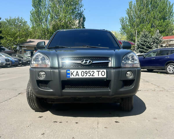 Зеленый Хендай Туксон, объемом двигателя 2 л и пробегом 144 тыс. км за 10800 $, фото 2 на Automoto.ua