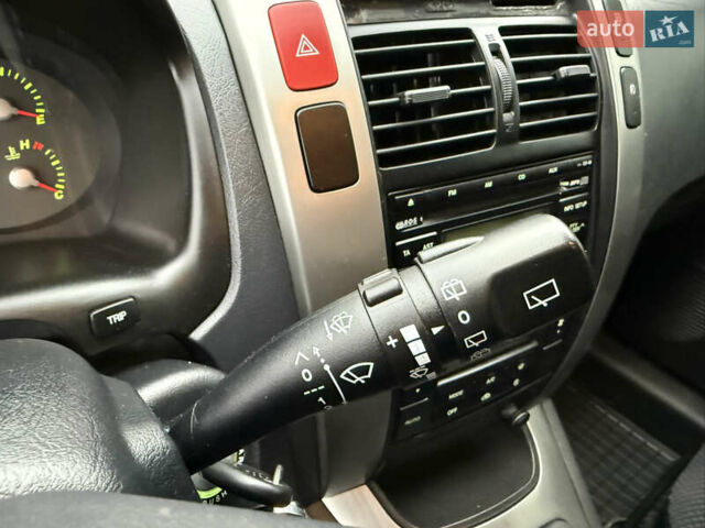 Зелений Хендай Туксон, об'ємом двигуна 2 л та пробігом 65 тис. км за 12250 $, фото 56 на Automoto.ua