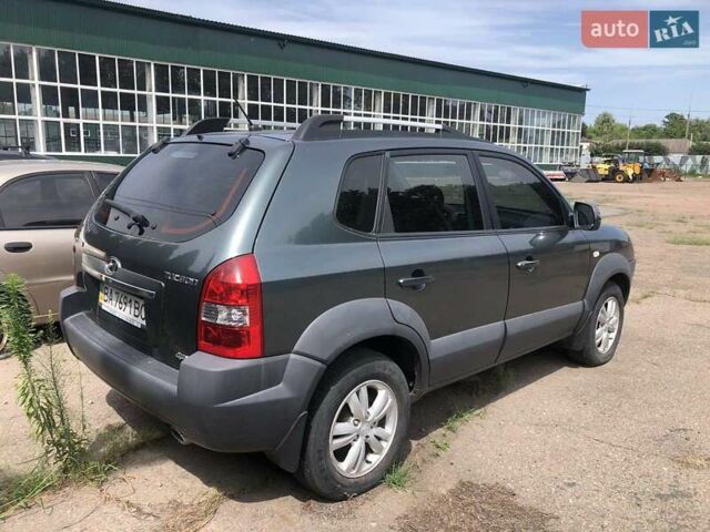 Зеленый Хендай Туксон, объемом двигателя 1.98 л и пробегом 410 тыс. км за 8000 $, фото 3 на Automoto.ua