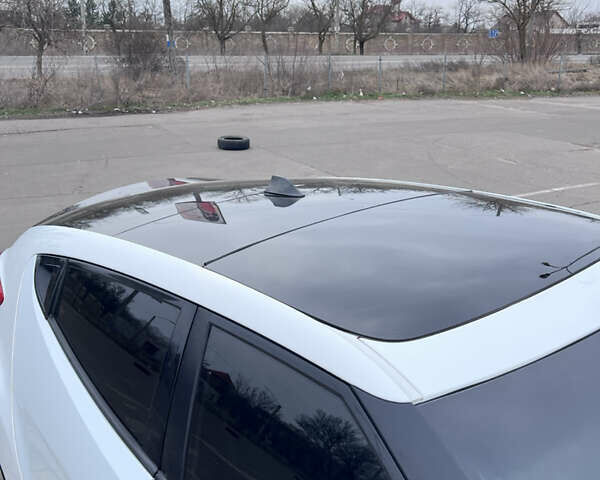 Белый Хендай Велостер, объемом двигателя 1.59 л и пробегом 190 тыс. км за 8600 $, фото 17 на Automoto.ua