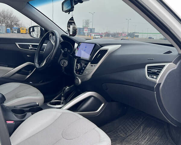 Белый Хендай Велостер, объемом двигателя 1.59 л и пробегом 190 тыс. км за 8600 $, фото 19 на Automoto.ua