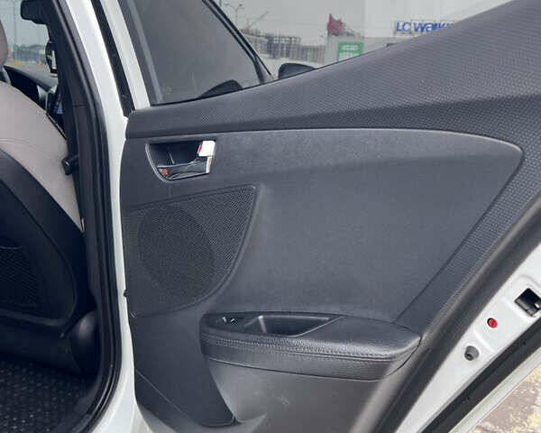 Белый Хендай Велостер, объемом двигателя 1.59 л и пробегом 190 тыс. км за 8600 $, фото 27 на Automoto.ua