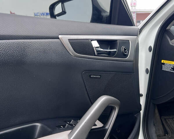 Белый Хендай Велостер, объемом двигателя 1.59 л и пробегом 190 тыс. км за 8600 $, фото 31 на Automoto.ua