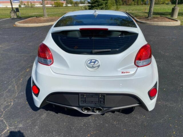 Белый Хендай Велостер, объемом двигателя 1.6 л и пробегом 61 тыс. км за 1650 $, фото 4 на Automoto.ua