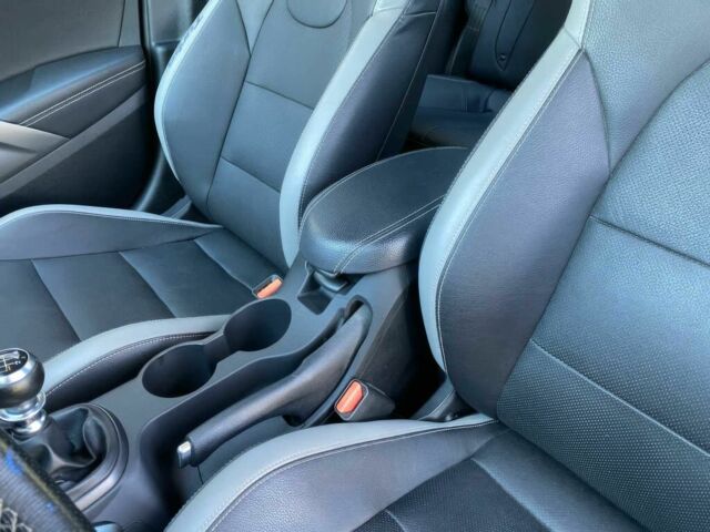 Белый Хендай Велостер, объемом двигателя 1.6 л и пробегом 61 тыс. км за 1650 $, фото 8 на Automoto.ua