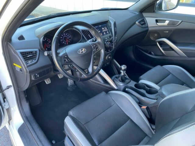 Белый Хендай Велостер, объемом двигателя 1.6 л и пробегом 61 тыс. км за 1650 $, фото 7 на Automoto.ua