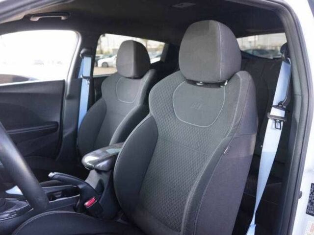 Белый Хендай Велостер, объемом двигателя 2 л и пробегом 39 тыс. км за 3950 $, фото 9 на Automoto.ua