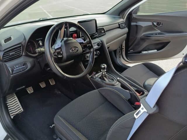 Белый Хендай Велостер, объемом двигателя 2 л и пробегом 125 тыс. км за 17500 $, фото 7 на Automoto.ua