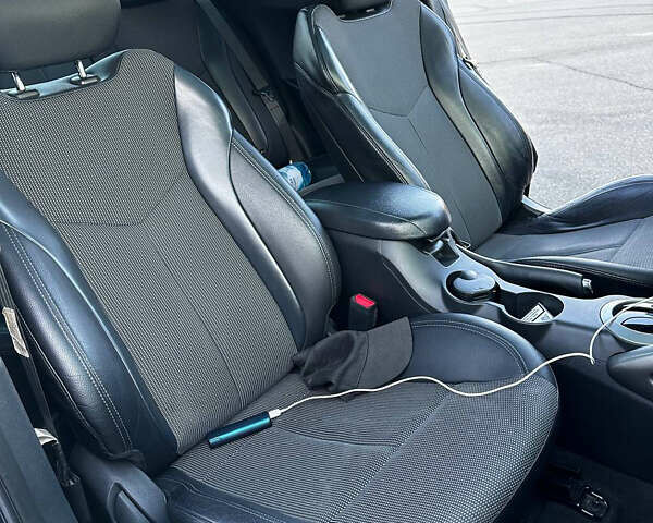 Черный Хендай Велостер, объемом двигателя 1.6 л и пробегом 235 тыс. км за 7400 $, фото 8 на Automoto.ua