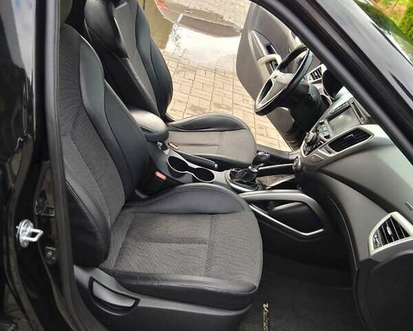 Черный Хендай Велостер, объемом двигателя 1.6 л и пробегом 201 тыс. км за 8600 $, фото 12 на Automoto.ua