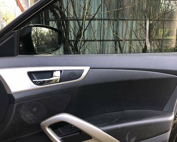 Черный Хендай Велостер, объемом двигателя 1.6 л и пробегом 130 тыс. км за 9300 $, фото 12 на Automoto.ua