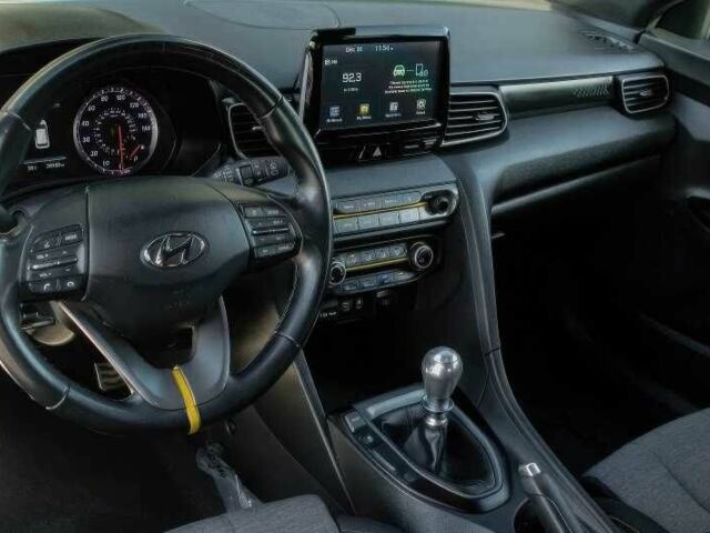 Черный Хендай Велостер, объемом двигателя 1.6 л и пробегом 89 тыс. км за 9000 $, фото 7 на Automoto.ua