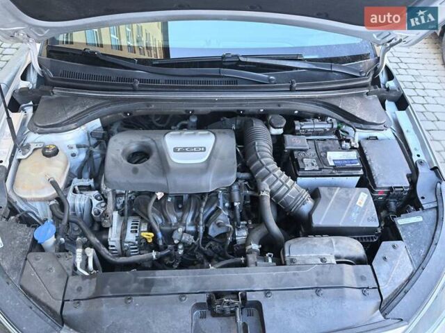 Серый Хендай Велостер, объемом двигателя 1.59 л и пробегом 230 тыс. км за 15500 $, фото 2 на Automoto.ua