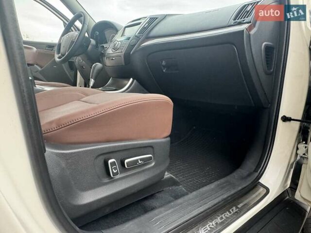Білий Хендай Вєракруз, об'ємом двигуна 2.96 л та пробігом 217 тис. км за 10900 $, фото 72 на Automoto.ua
