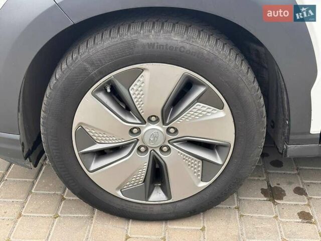 Белый Хендай Encino EV, объемом двигателя 0 л и пробегом 95 тыс. км за 15900 $, фото 11 на Automoto.ua