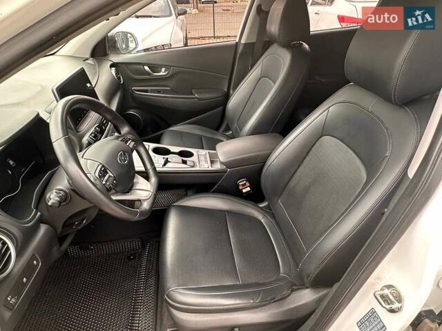 Белый Хендай Encino EV, объемом двигателя 0 л и пробегом 95 тыс. км за 15900 $, фото 25 на Automoto.ua