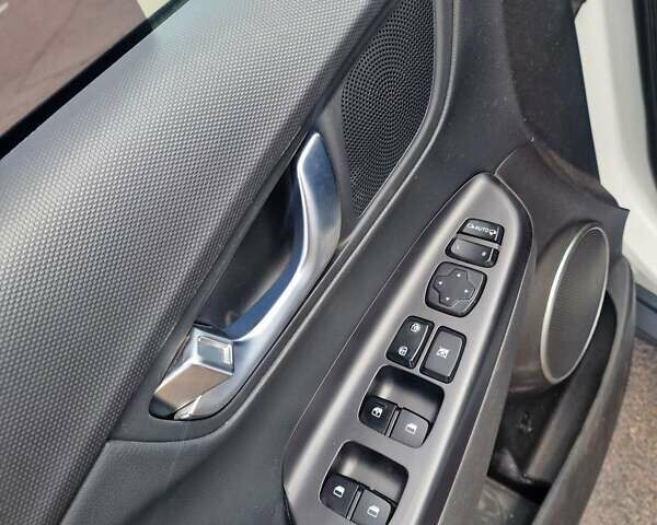 Белый Хендай Encino EV, объемом двигателя 0 л и пробегом 88 тыс. км за 16800 $, фото 24 на Automoto.ua