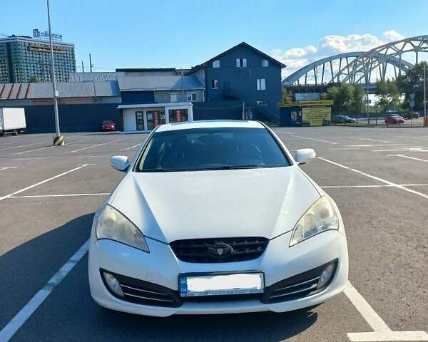 Белый Хендай Genesis Coupe, объемом двигателя 2 л и пробегом 200 тыс. км за 9500 $, фото 2 на Automoto.ua
