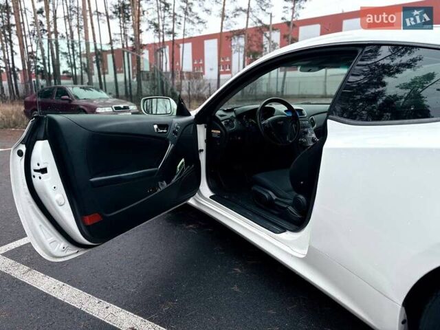 Белый Хендай Genesis Coupe, объемом двигателя 2 л и пробегом 196 тыс. км за 9800 $, фото 6 на Automoto.ua