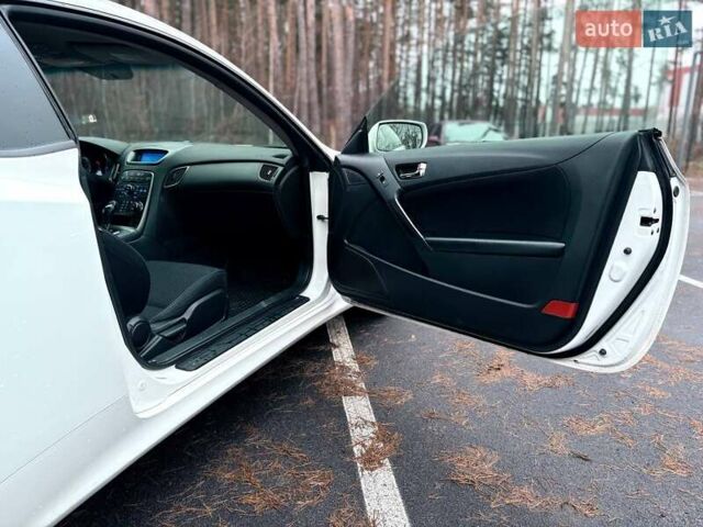 Белый Хендай Genesis Coupe, объемом двигателя 2 л и пробегом 196 тыс. км за 9800 $, фото 7 на Automoto.ua