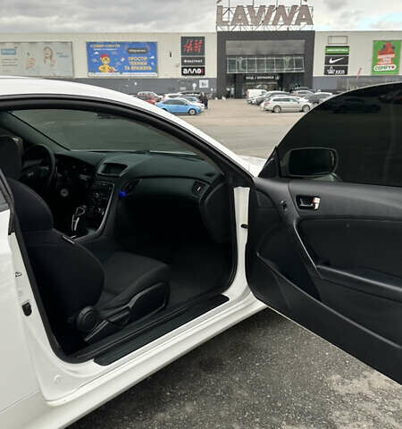 Белый Хендай Genesis Coupe, объемом двигателя 2 л и пробегом 269 тыс. км за 8700 $, фото 8 на Automoto.ua