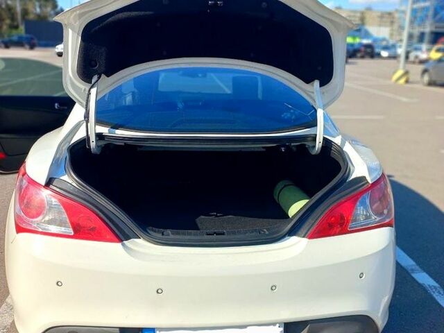 Белый Хендай Genesis Coupe, объемом двигателя 2 л и пробегом 200 тыс. км за 9100 $, фото 3 на Automoto.ua