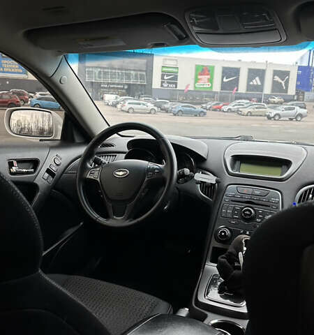 Белый Хендай Genesis Coupe, объемом двигателя 2 л и пробегом 269 тыс. км за 8700 $, фото 18 на Automoto.ua